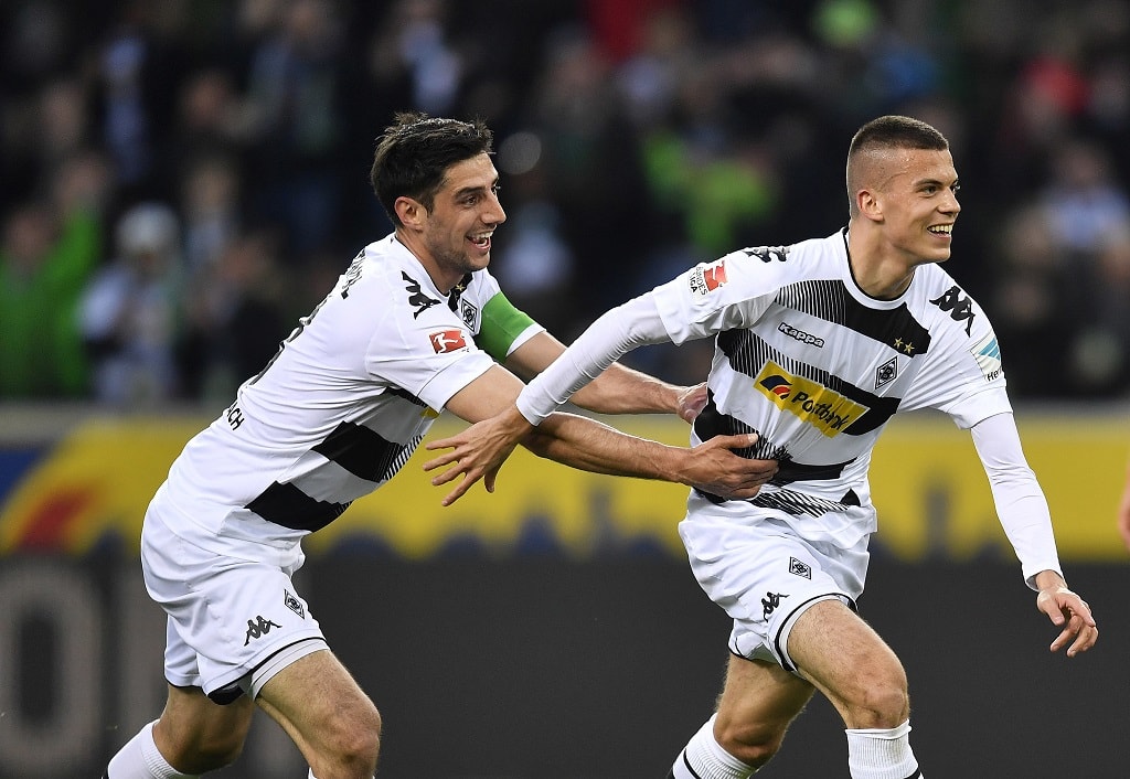 Lars Stindl ăn mừng sau khi ghi bàn quyết định cho Borussia Monchengladbach trước Koln trong trận derby vùng Rhine ở Bundesliga vào phút thứ 80