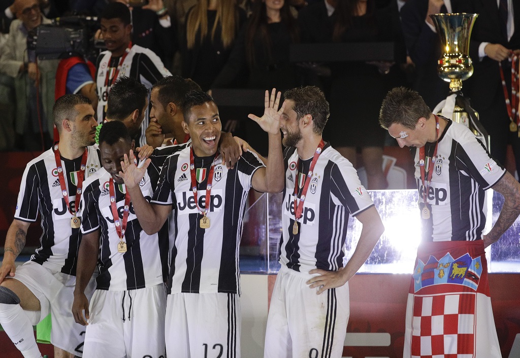Para penggemar taruhan olahraga merayakan gelar Coppa Italia kedua belas Juventus