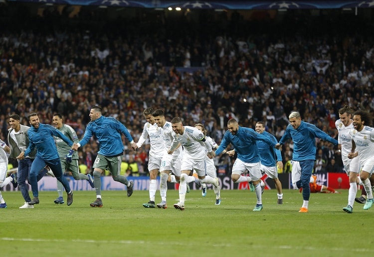 Karim Benzema merayakan setelah mencetak gol pembuka Real Madrid atas FC Bayern Munich di the Santiago Bernabeu