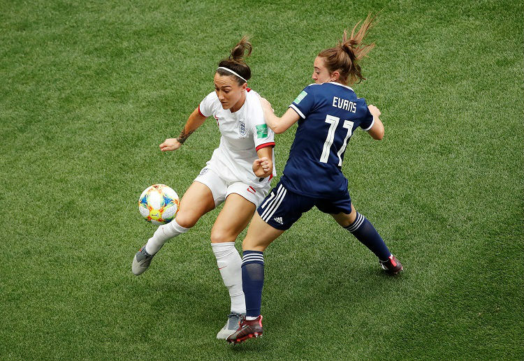 루시 브론즈가 여자 월드컵 경기에서 잉글랜드의 득점을 노린다.