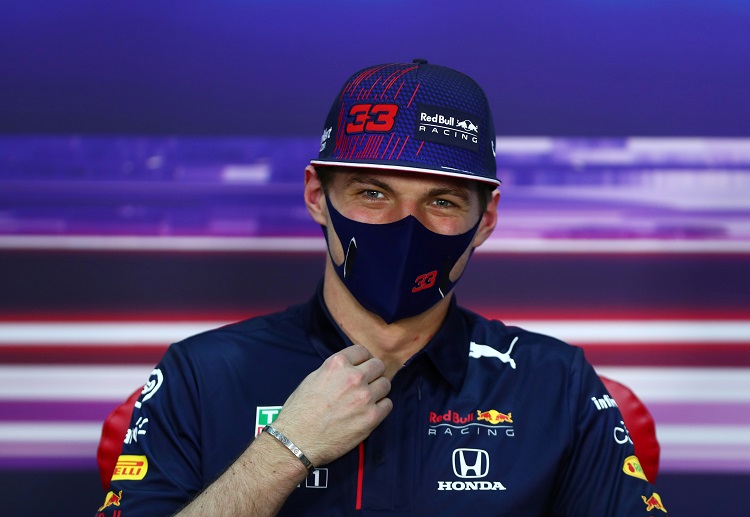 Max Verstappen dẫn đầu tại Bahrain GP 2021.