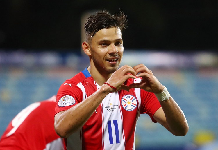 Tendangan first time Kaku diluar kotak pinalti menghasilkan gol bagi Paraguay di Copa America.