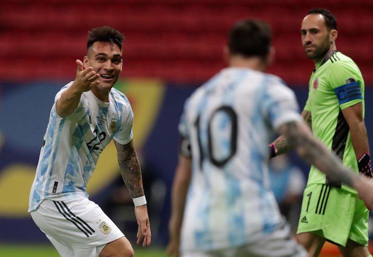 阿根廷球员正在尝试得分