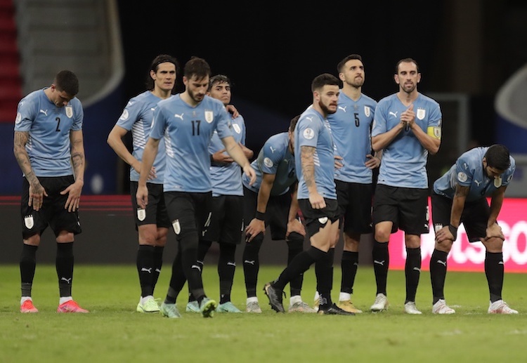 乌拉圭的球员正在互相握手