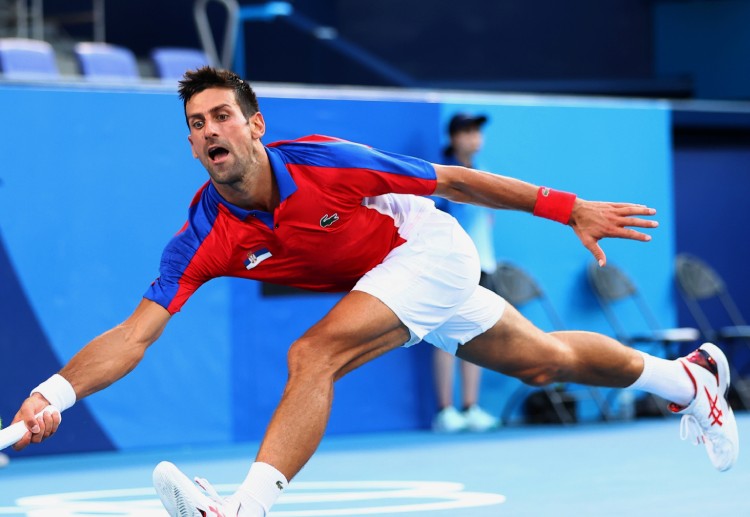 塞尔维亚网球的球员正在试图粉碎对手防守