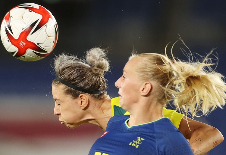 瑞典的球员正在实施防守战术