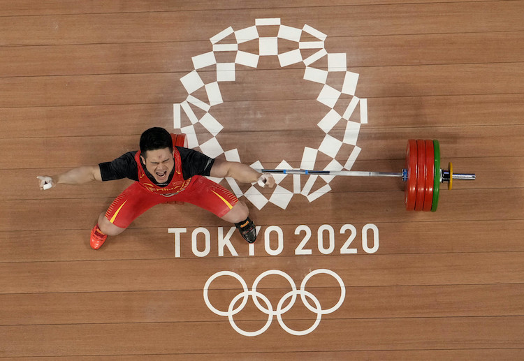 Rekor Shi Zhiyong di Olimpiade 2020 mengangkat beban 364 kg.