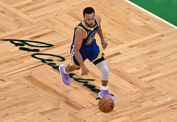 Stephen Curry bermain baik di NBA.