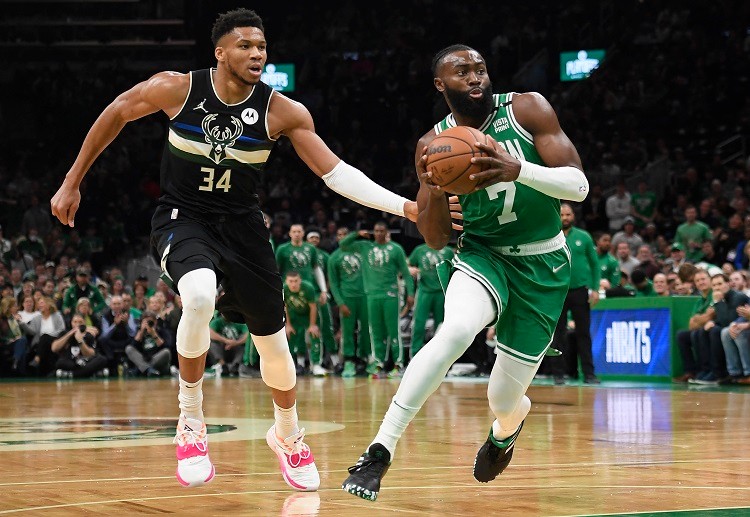 Soi kèo bóng rổ NBA 2022 Boston Celtics vs Milwaukee Bucks.