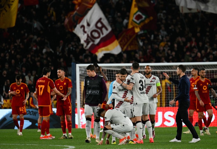 바이엘 레버쿠젠 선수들이 로마와의 유로파리그 준결승 1차전에서 0-2로 승리한 뒤 함께 기뻐하고 있다